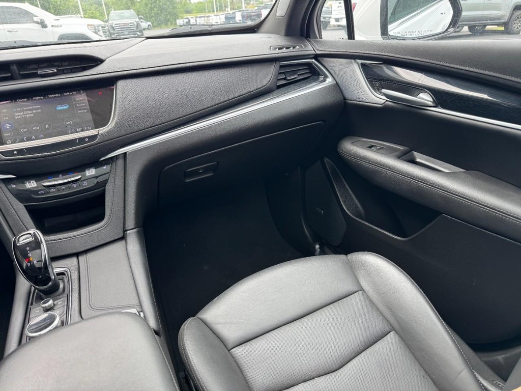 Cadillac XT5 Vehicle Full-screen Gallery Image 15