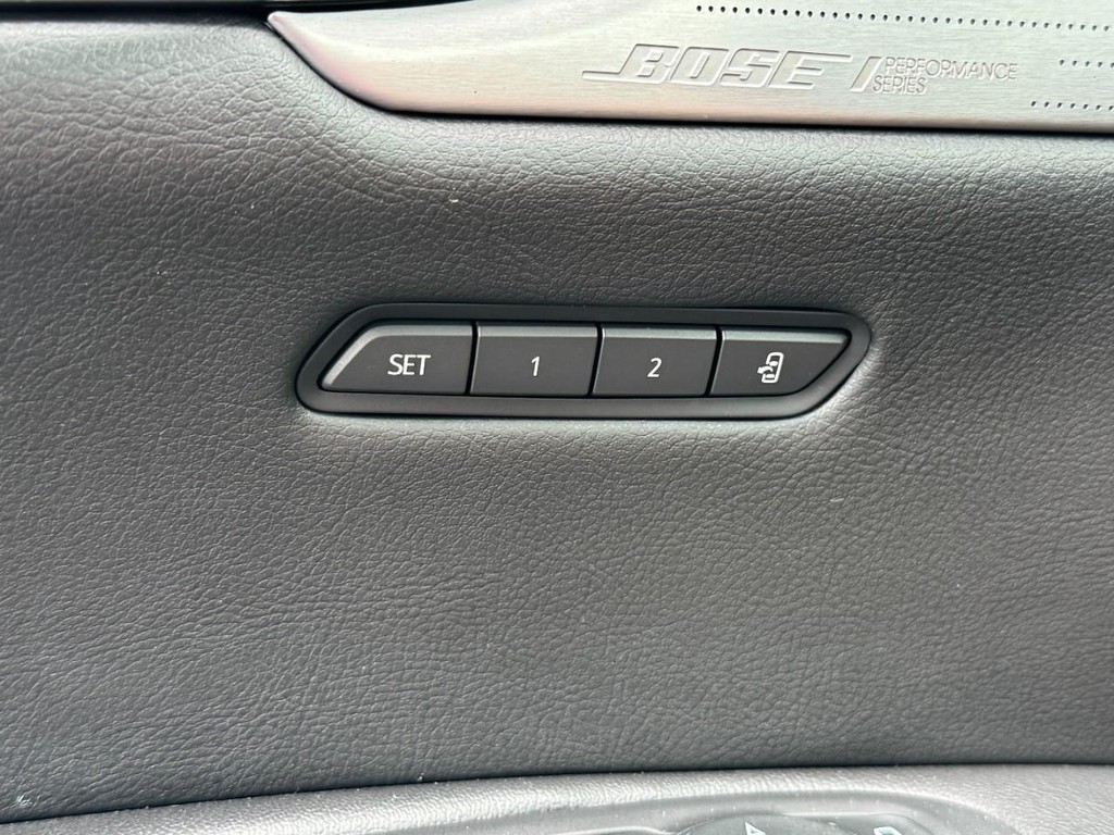 Cadillac XT5 Vehicle Full-screen Gallery Image 16