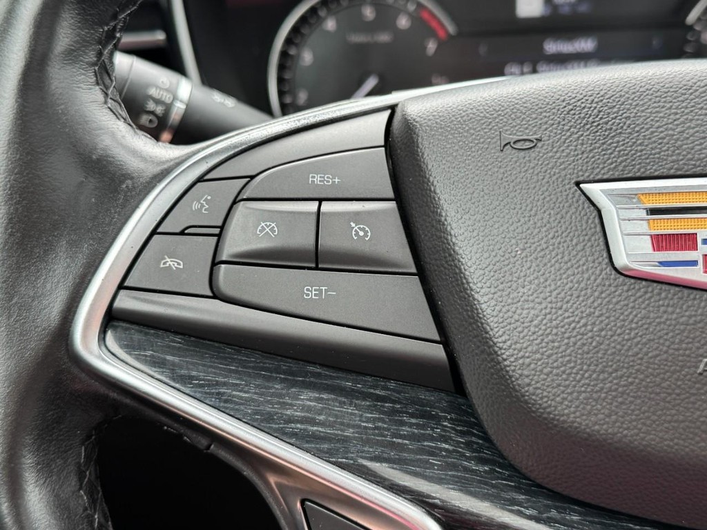 Cadillac XT5 Vehicle Full-screen Gallery Image 17