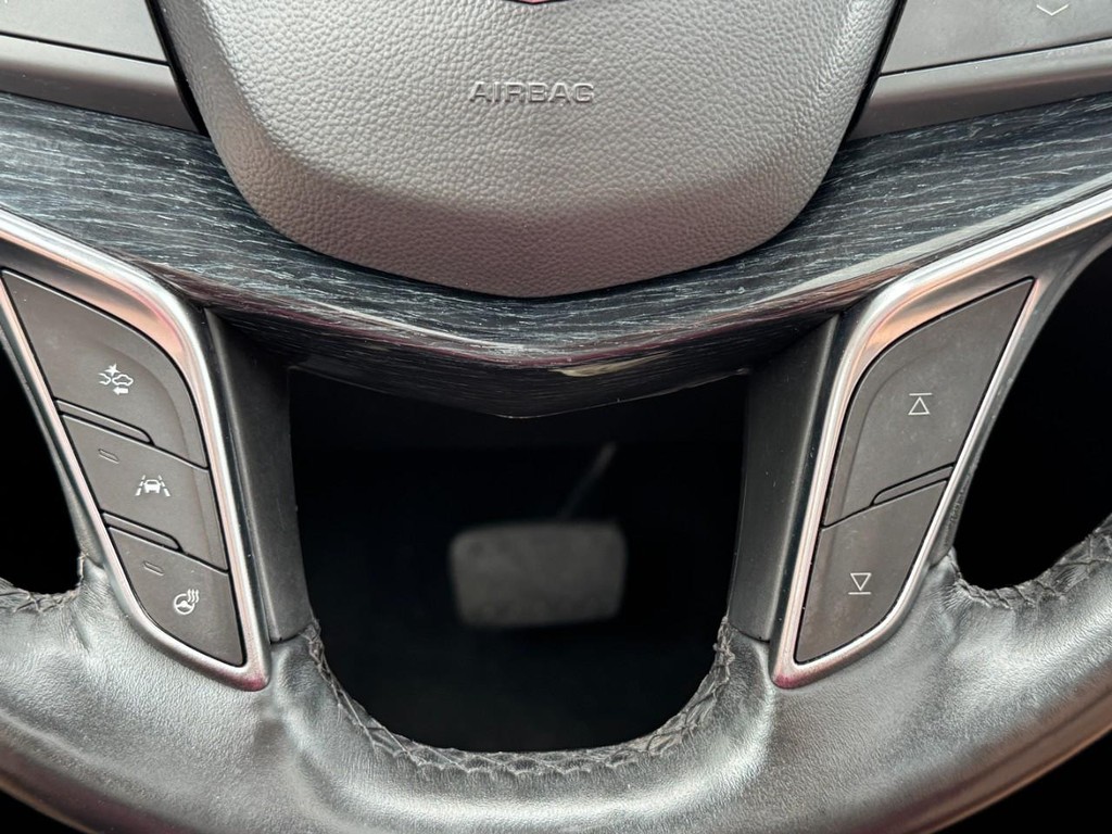 Cadillac XT5 Vehicle Full-screen Gallery Image 18