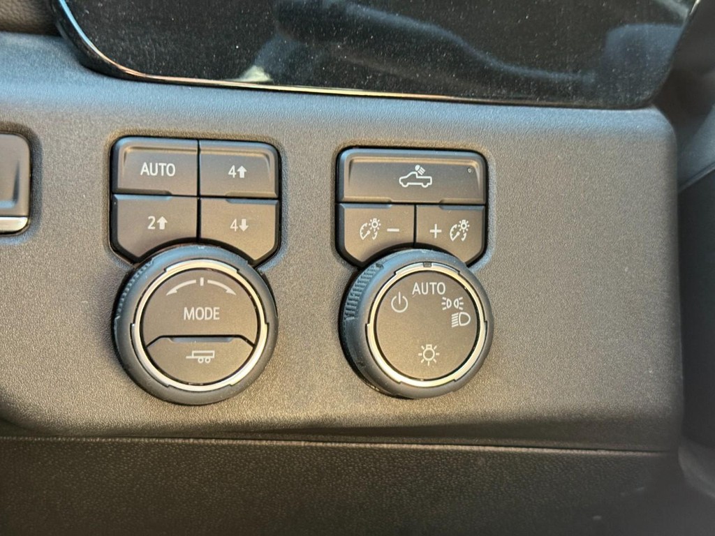 Chevrolet Silverado 1500 Vehicle Full-screen Gallery Image 18