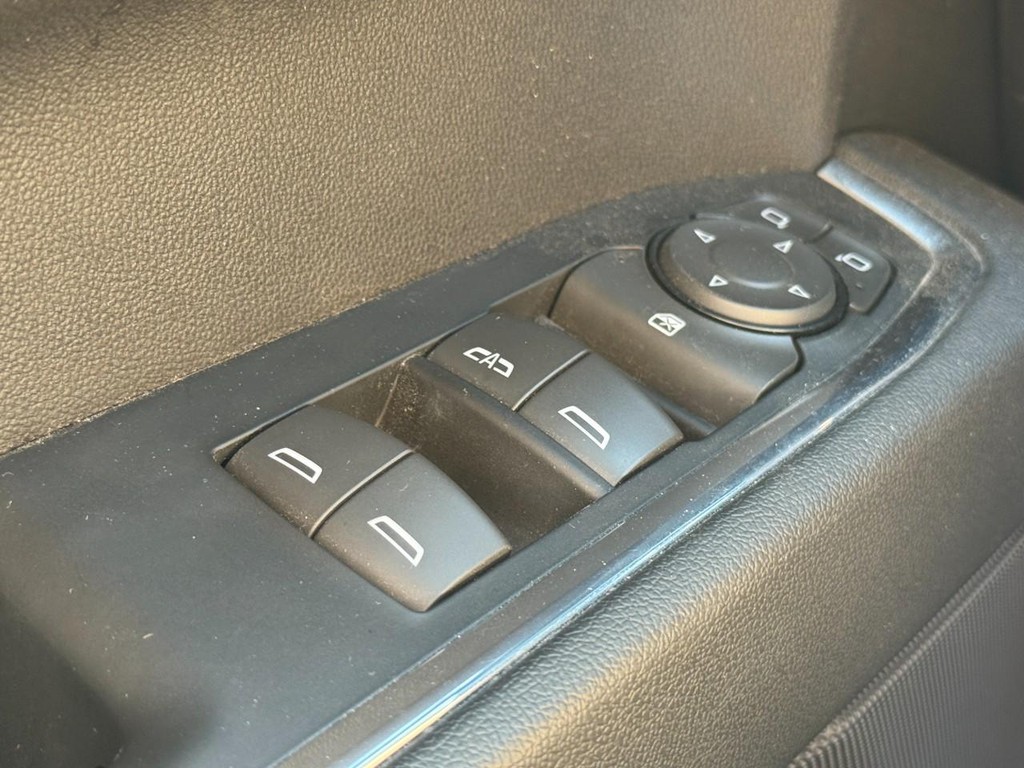 Chevrolet Silverado 1500 Vehicle Full-screen Gallery Image 24