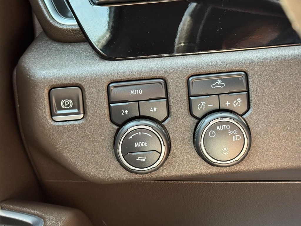 Chevrolet Silverado 1500 Vehicle Full-screen Gallery Image 16