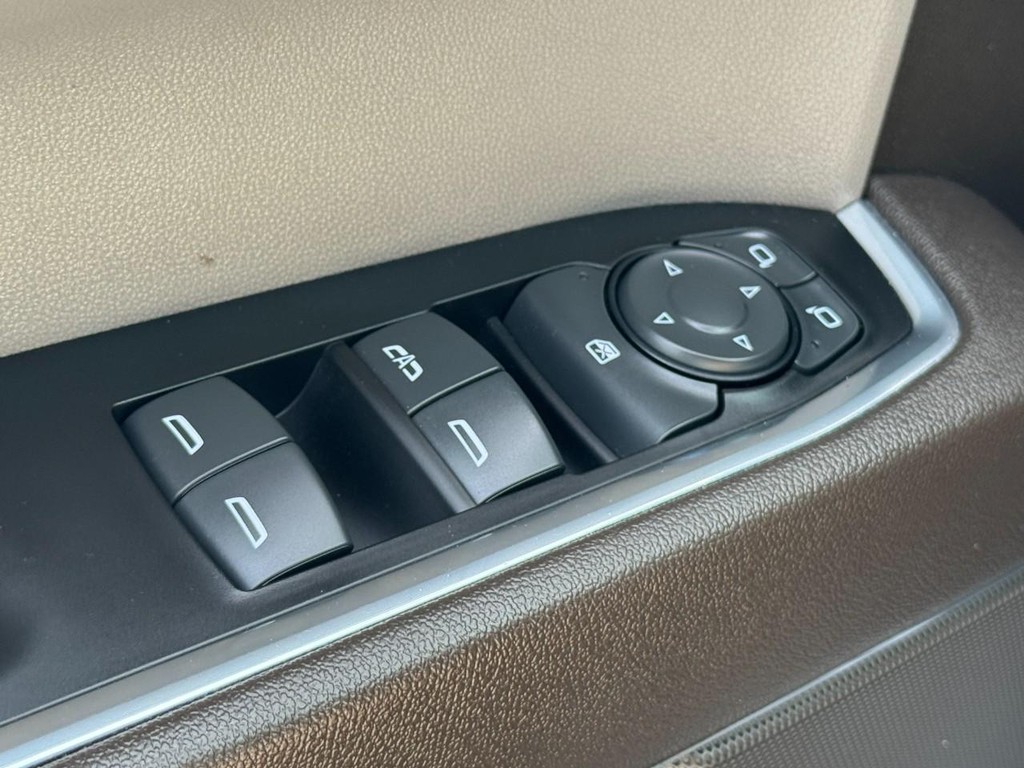 Chevrolet Silverado 1500 Vehicle Full-screen Gallery Image 22