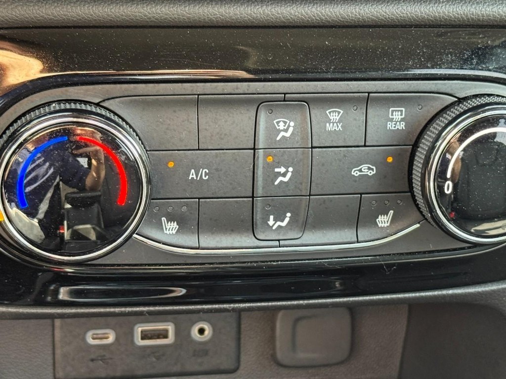 Buick Encore GX Vehicle Full-screen Gallery Image 19