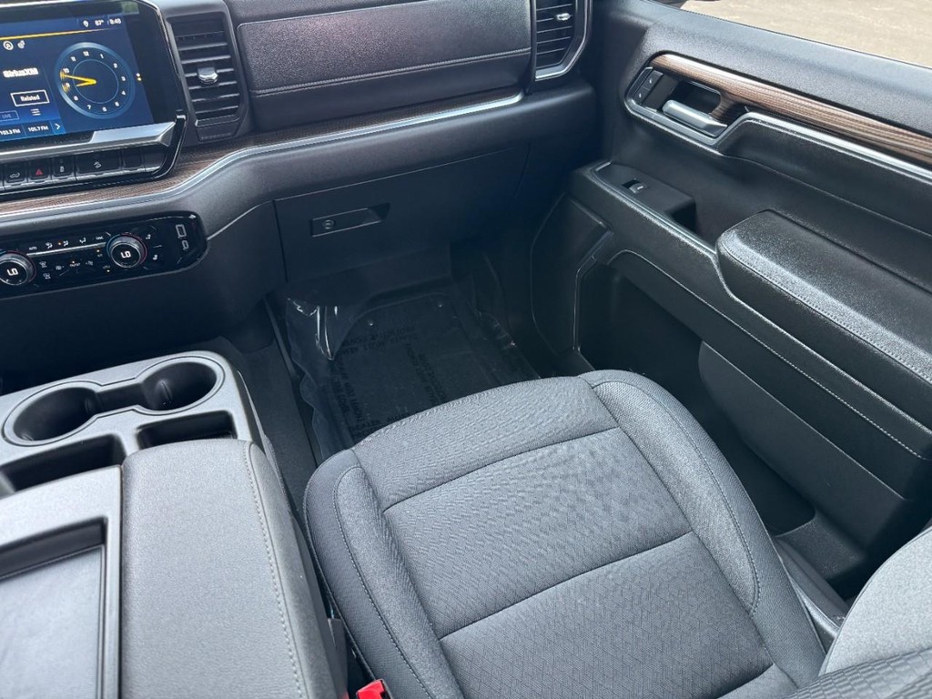 Chevrolet Silverado 1500 Vehicle Full-screen Gallery Image 15