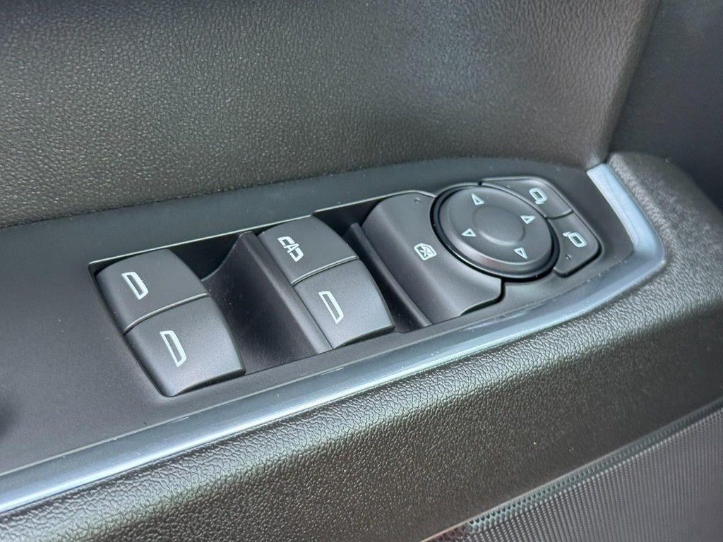 Chevrolet Silverado 1500 Vehicle Full-screen Gallery Image 21