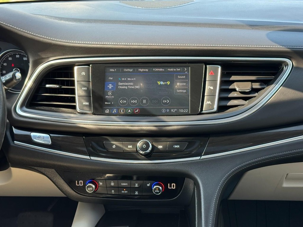 Buick Enclave Vehicle Full-screen Gallery Image 14