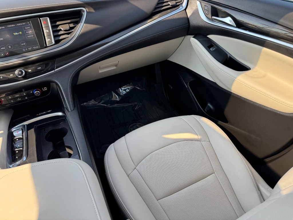 Buick Enclave Vehicle Full-screen Gallery Image 16