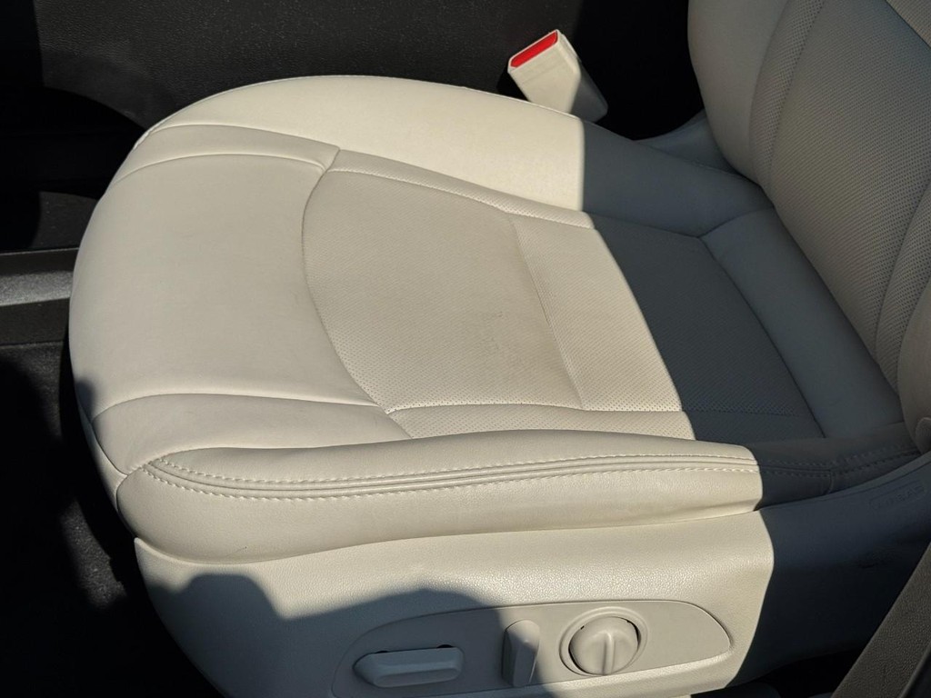Buick Enclave Vehicle Full-screen Gallery Image 24