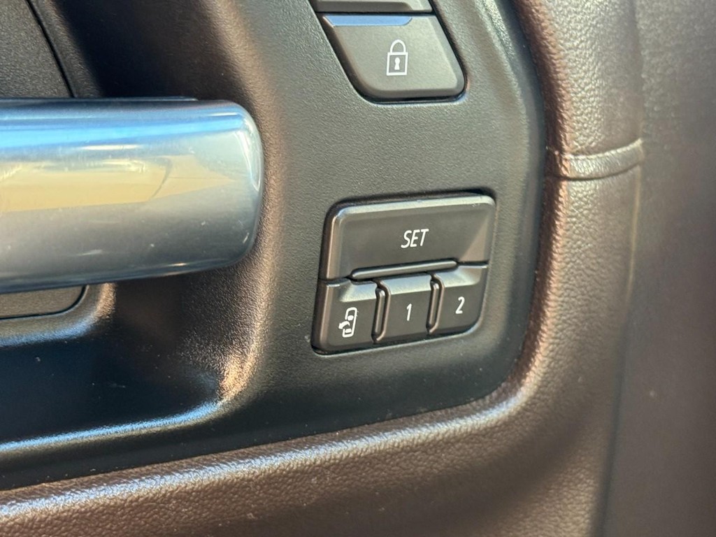 Chevrolet Silverado 1500 Vehicle Full-screen Gallery Image 16