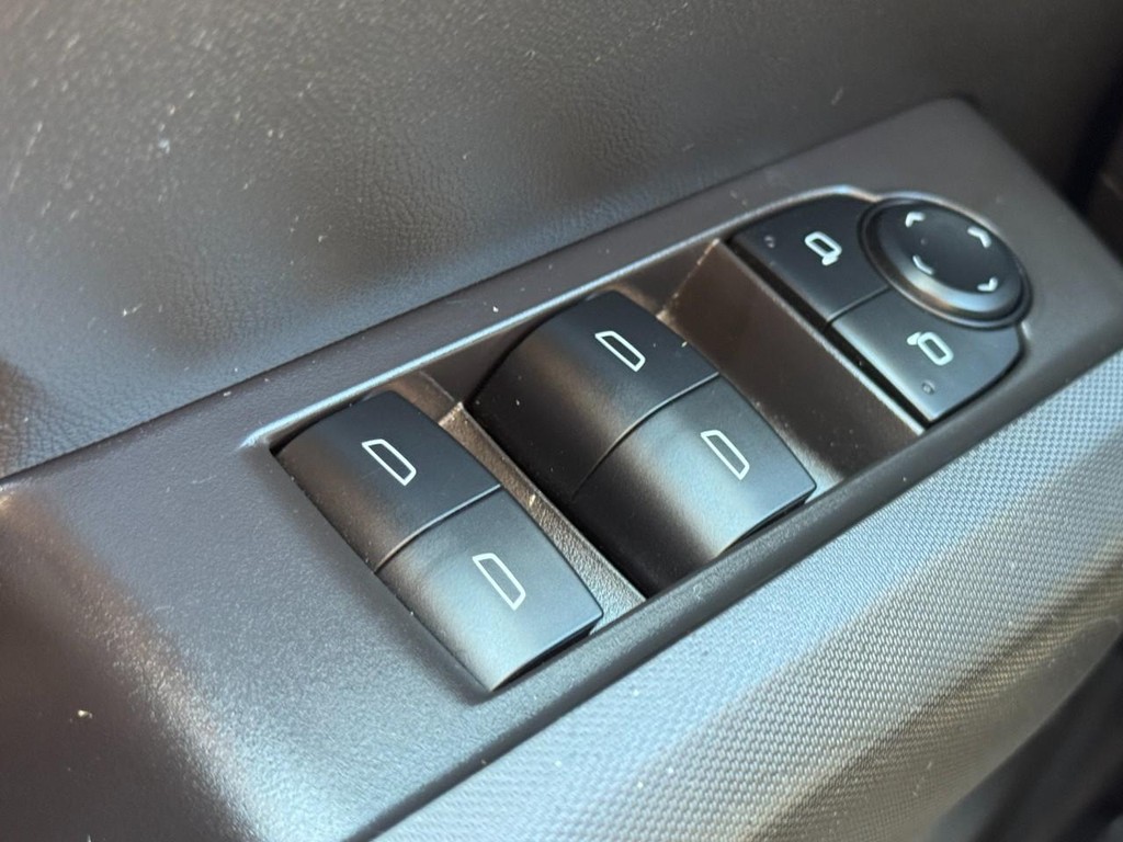 Chevrolet Colorado Vehicle Full-screen Gallery Image 21
