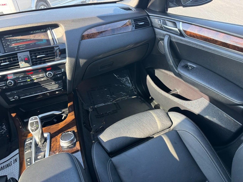 BMW X3 Vehicle Full-screen Gallery Image 15