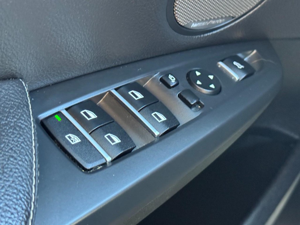 BMW X3 Vehicle Full-screen Gallery Image 22