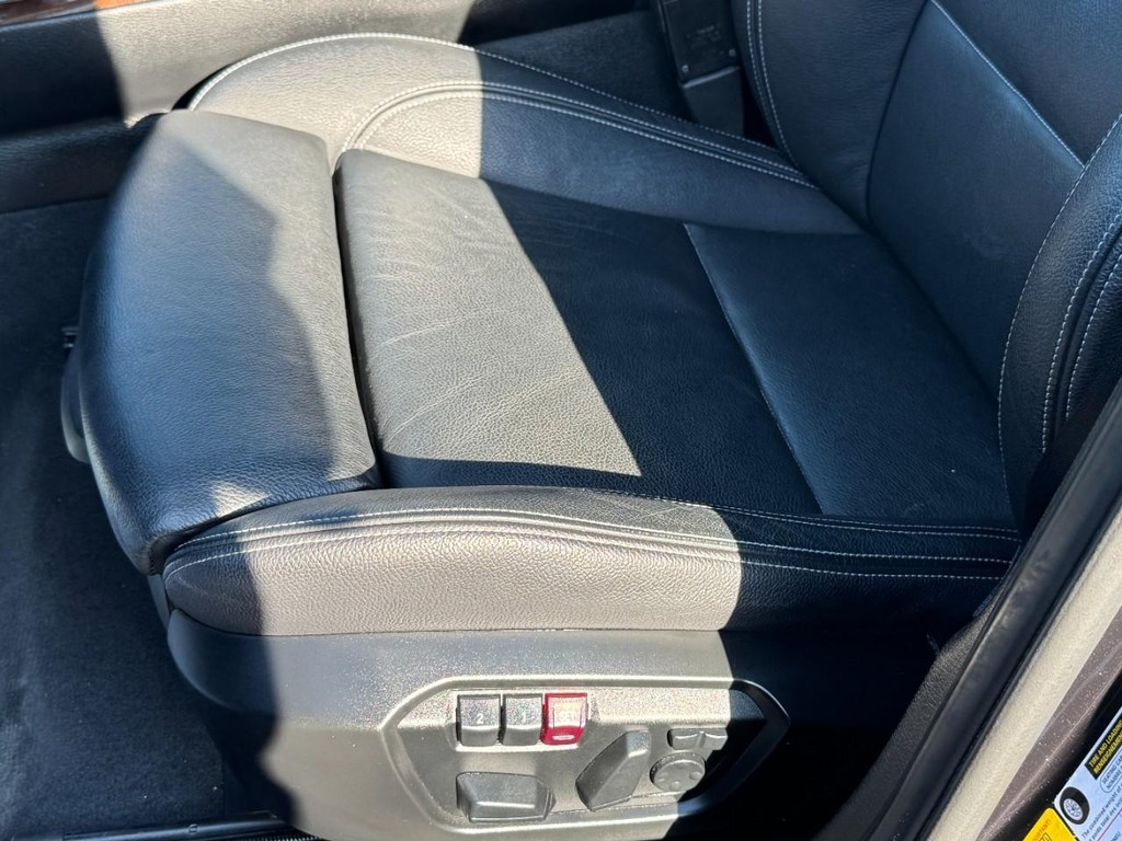 BMW X3 Vehicle Full-screen Gallery Image 24