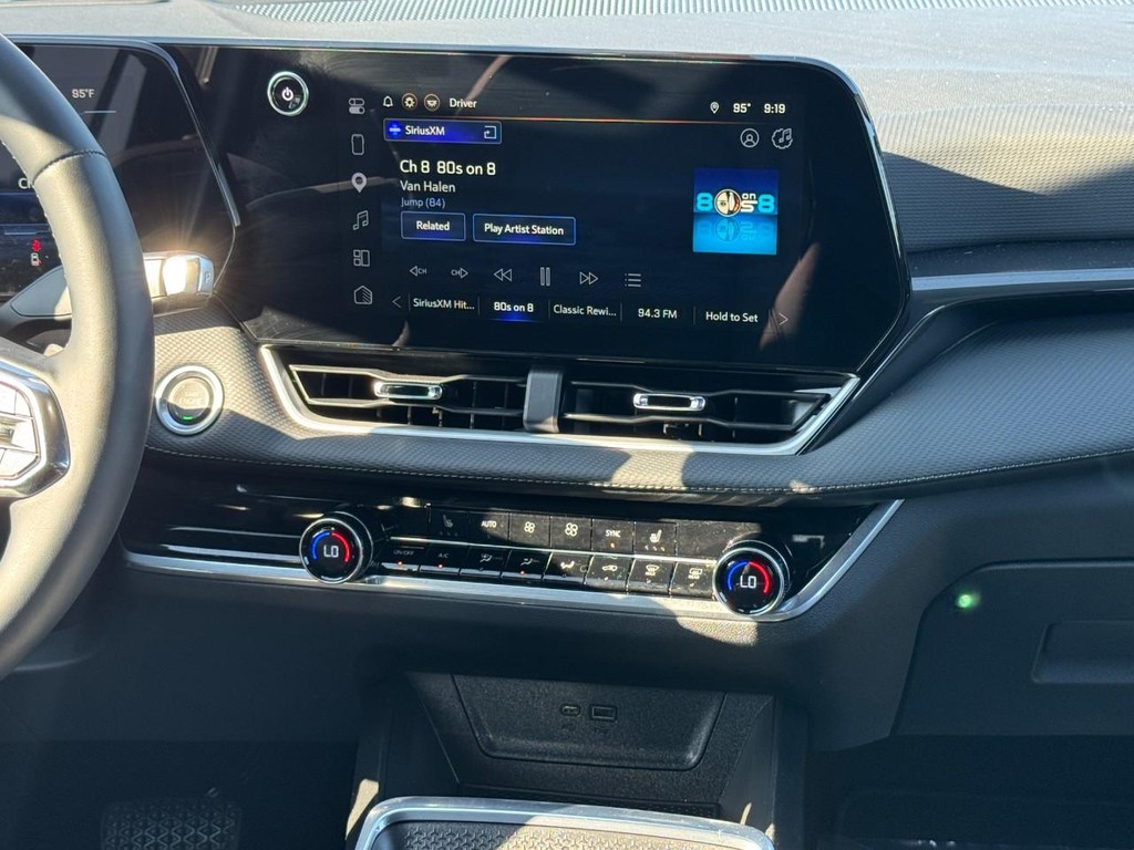 Chevrolet Equinox Vehicle Full-screen Gallery Image 13