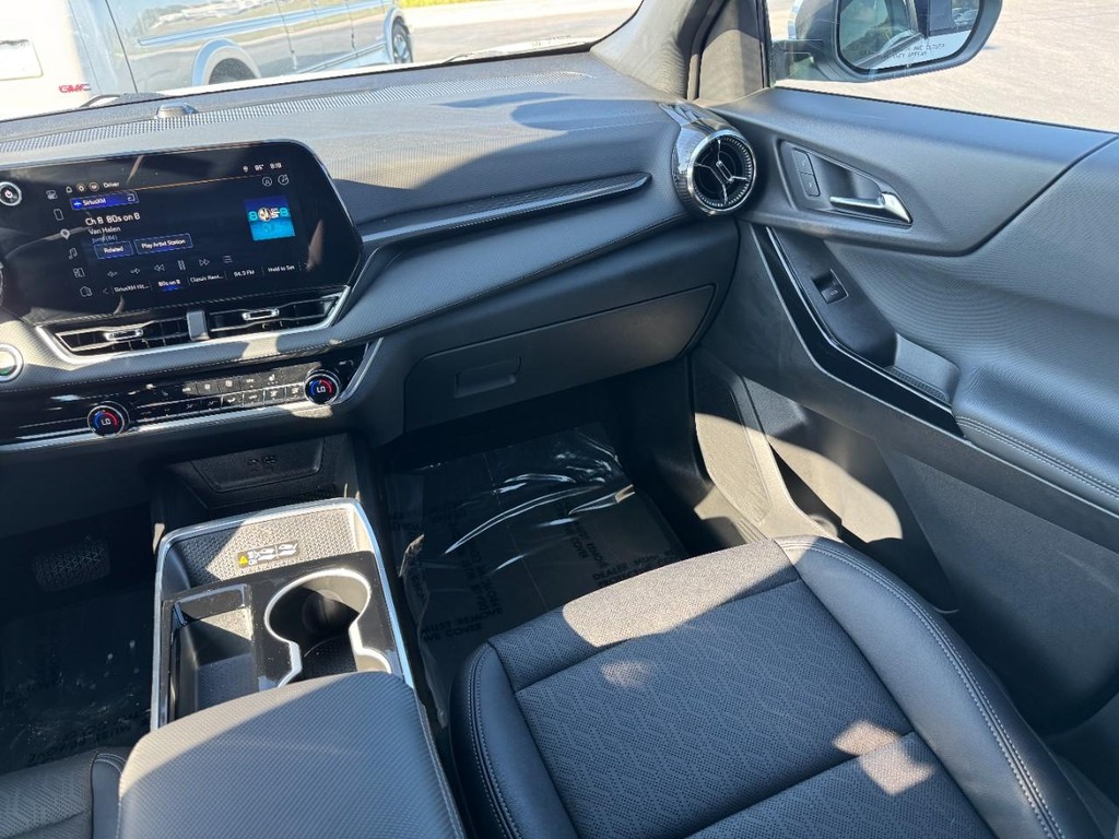 Chevrolet Equinox Vehicle Full-screen Gallery Image 15