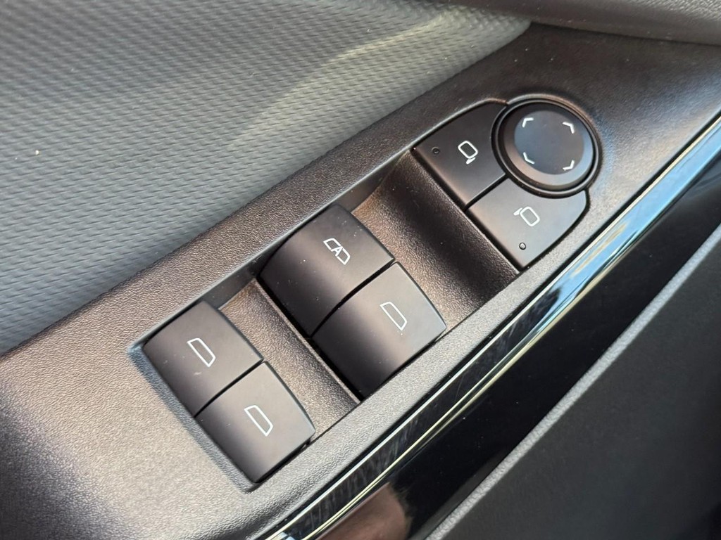 Chevrolet Equinox Vehicle Full-screen Gallery Image 22