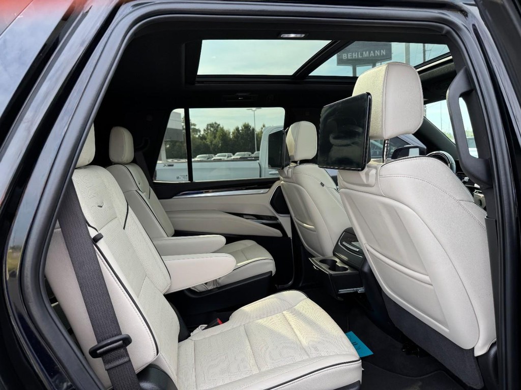 Cadillac Escalade Vehicle Full-screen Gallery Image 10