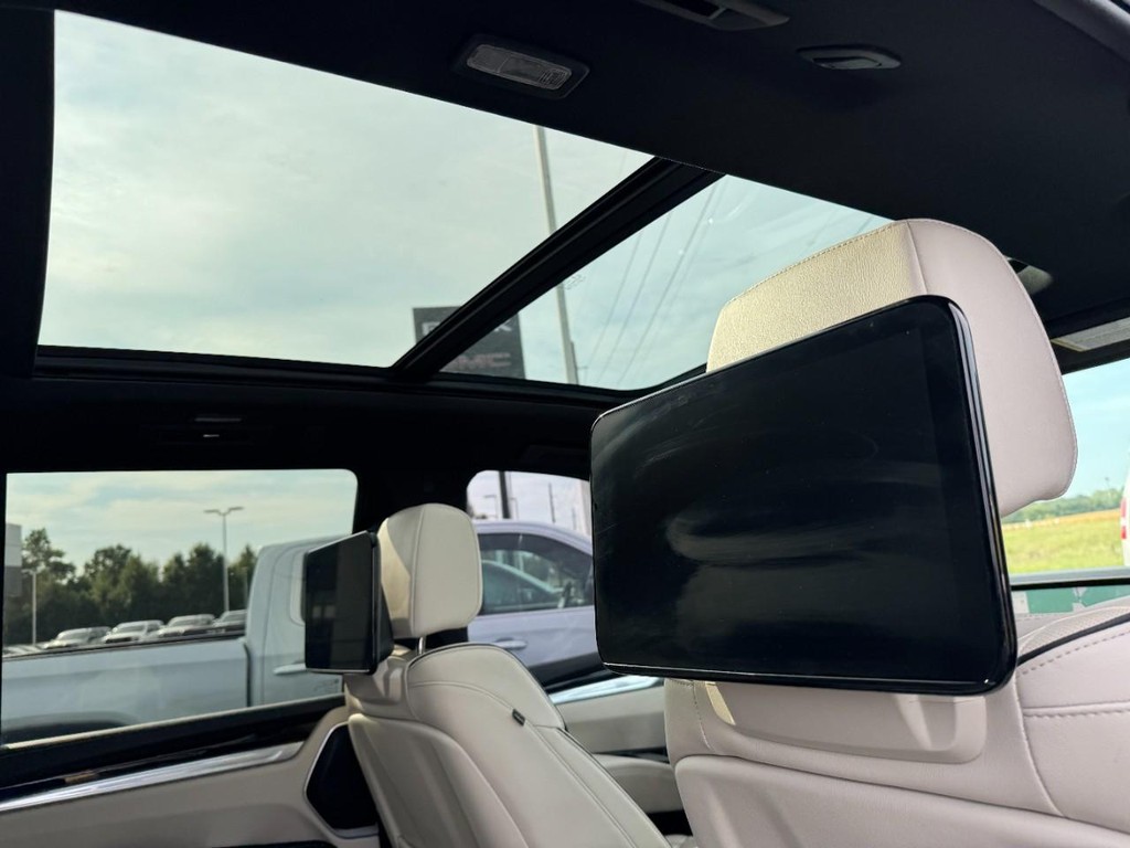 Cadillac Escalade Vehicle Full-screen Gallery Image 11