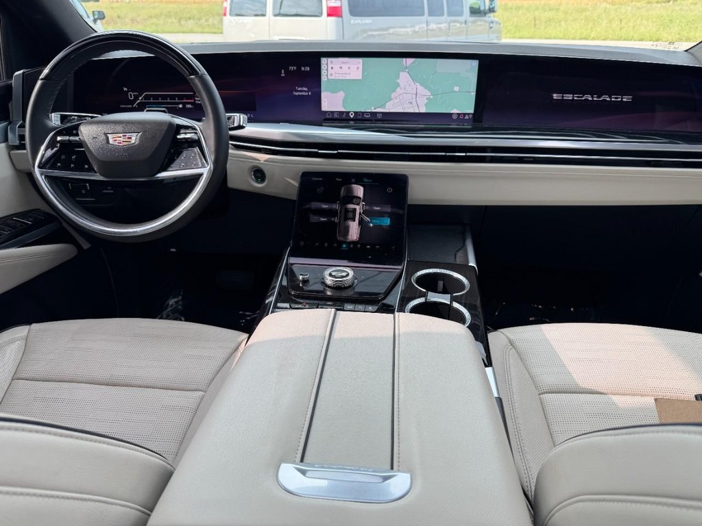 Cadillac Escalade Vehicle Full-screen Gallery Image 12