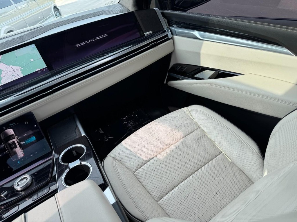 Cadillac Escalade Vehicle Full-screen Gallery Image 16