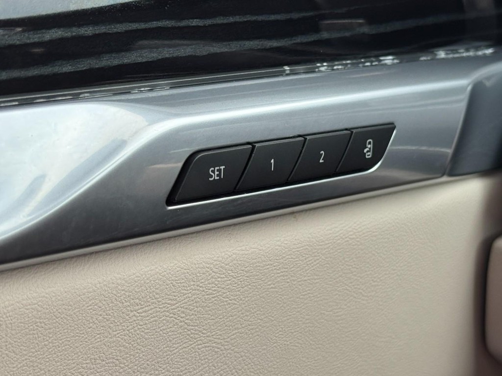 Cadillac Escalade Vehicle Full-screen Gallery Image 17