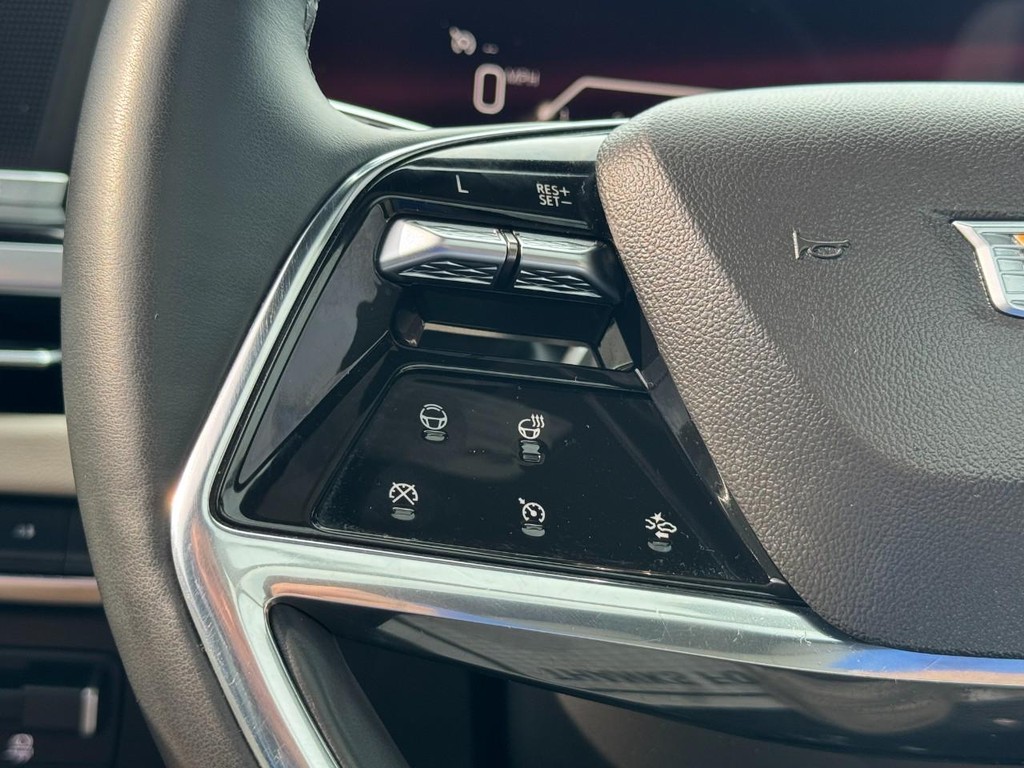Cadillac Escalade Vehicle Full-screen Gallery Image 18