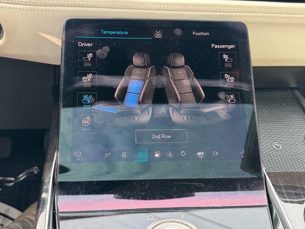Cadillac Escalade Vehicle Full-screen Gallery Image 21