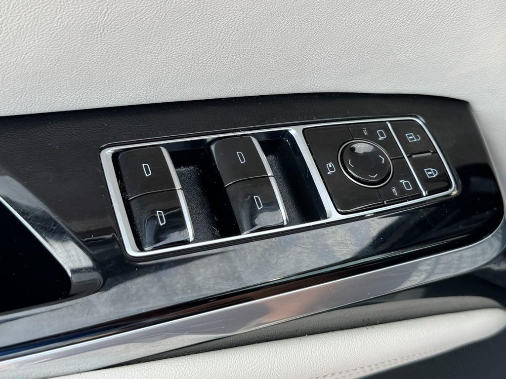 Cadillac Escalade Vehicle Full-screen Gallery Image 24