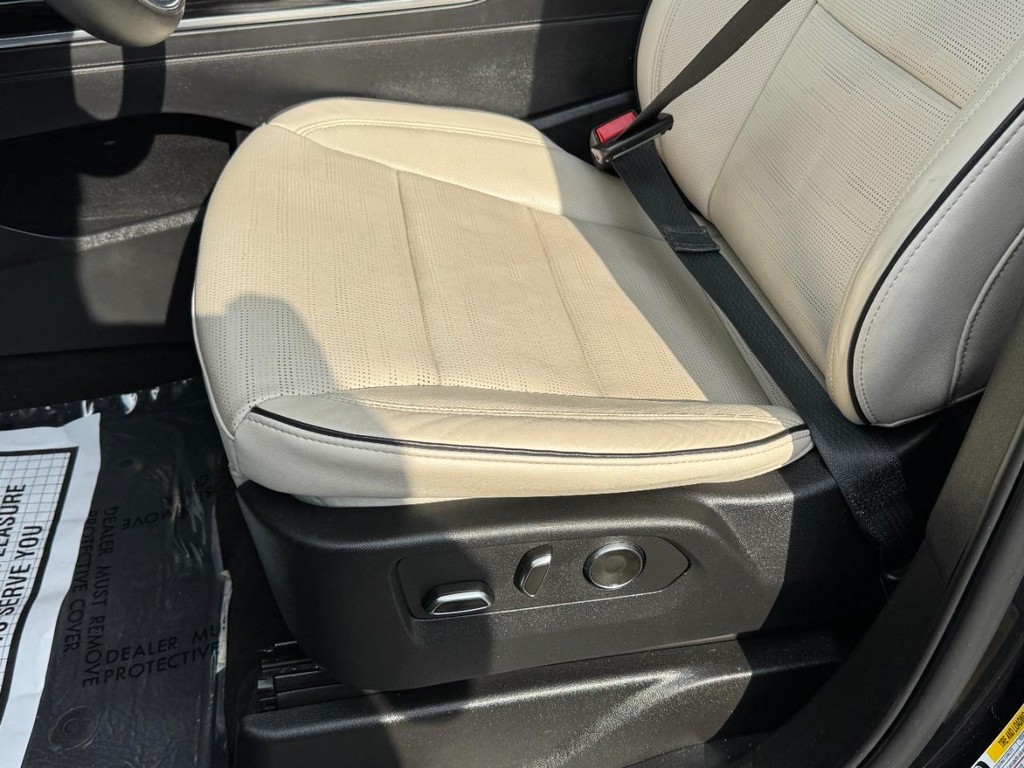 Cadillac Escalade Vehicle Full-screen Gallery Image 25