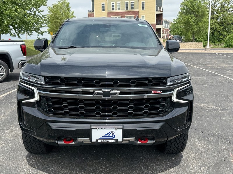 Chevrolet Suburban Vehicle Image 09