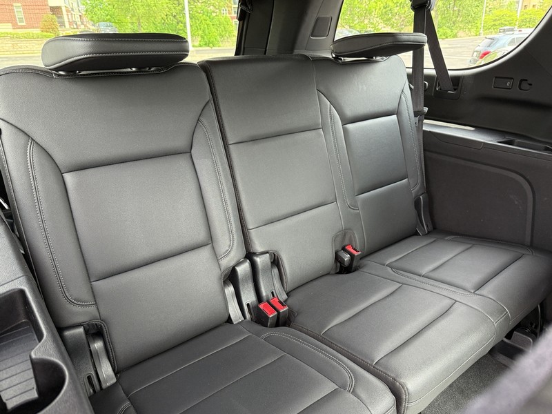 Chevrolet Suburban Vehicle Image 10