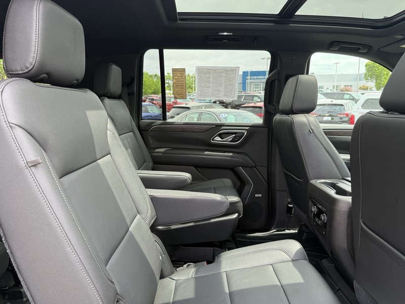 Chevrolet Suburban Vehicle Image 11