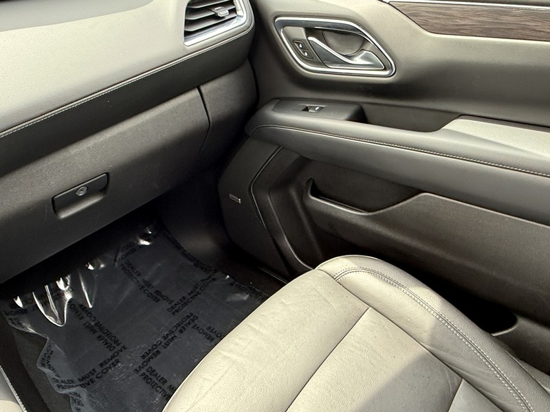 Chevrolet Suburban Vehicle Image 16