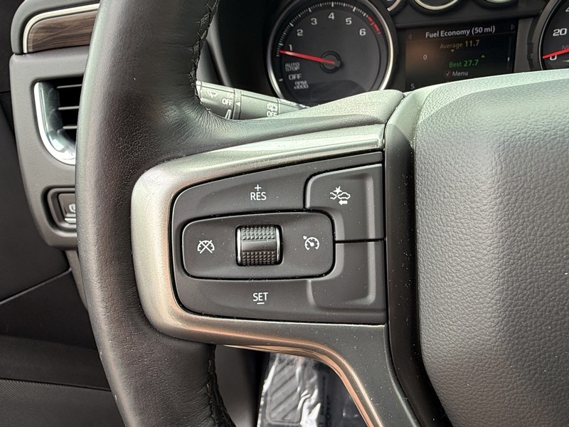 Chevrolet Suburban Vehicle Image 17