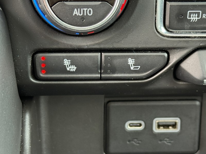 Chevrolet Suburban Vehicle Image 21