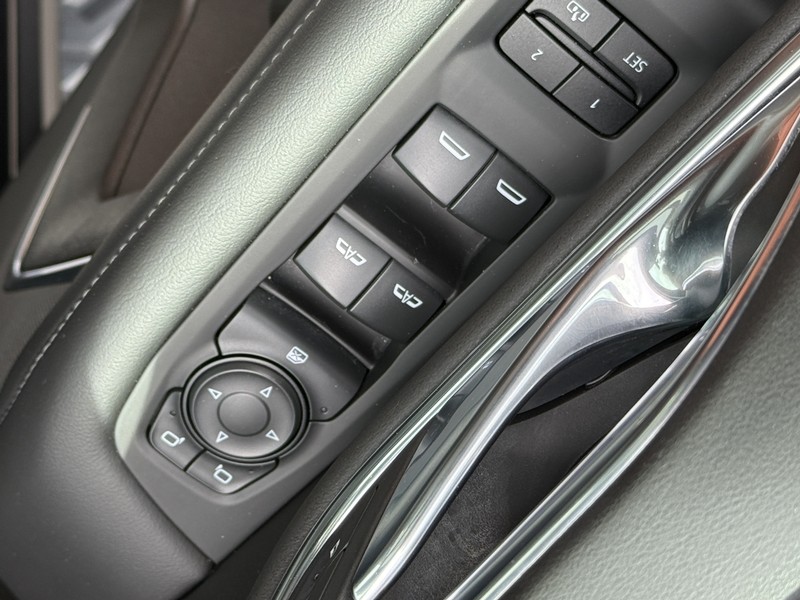 Chevrolet Suburban Vehicle Image 22