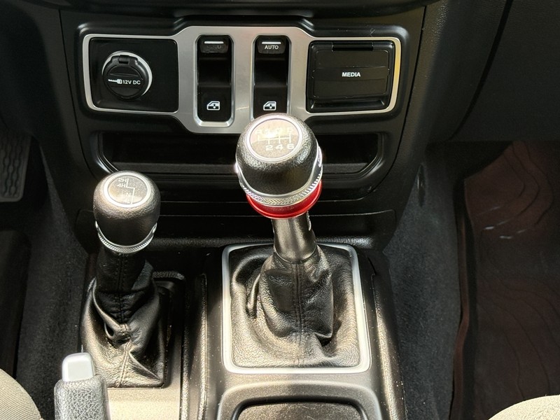 Jeep Wrangler Vehicle Image 12