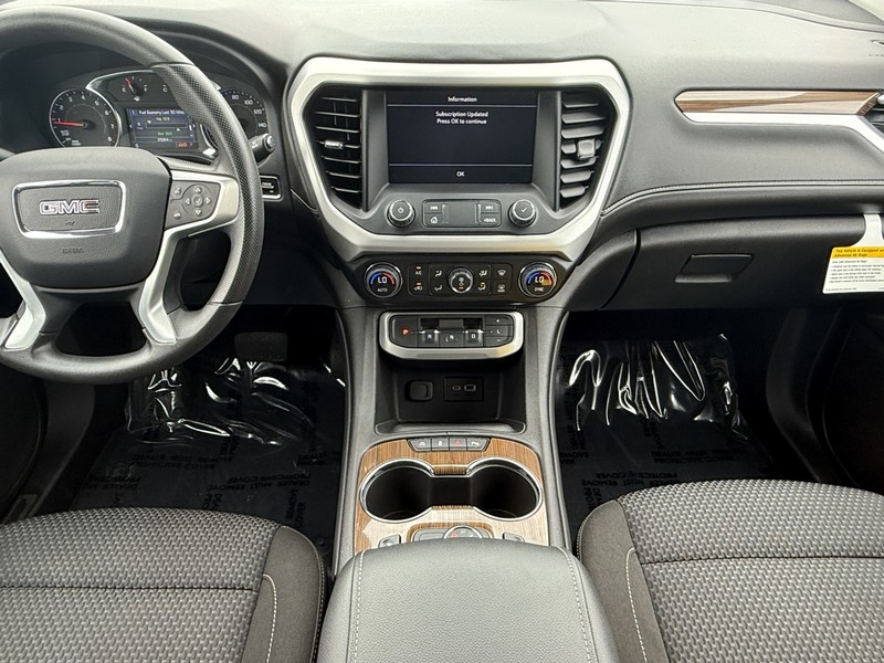 GMC Acadia Vehicle Image 12