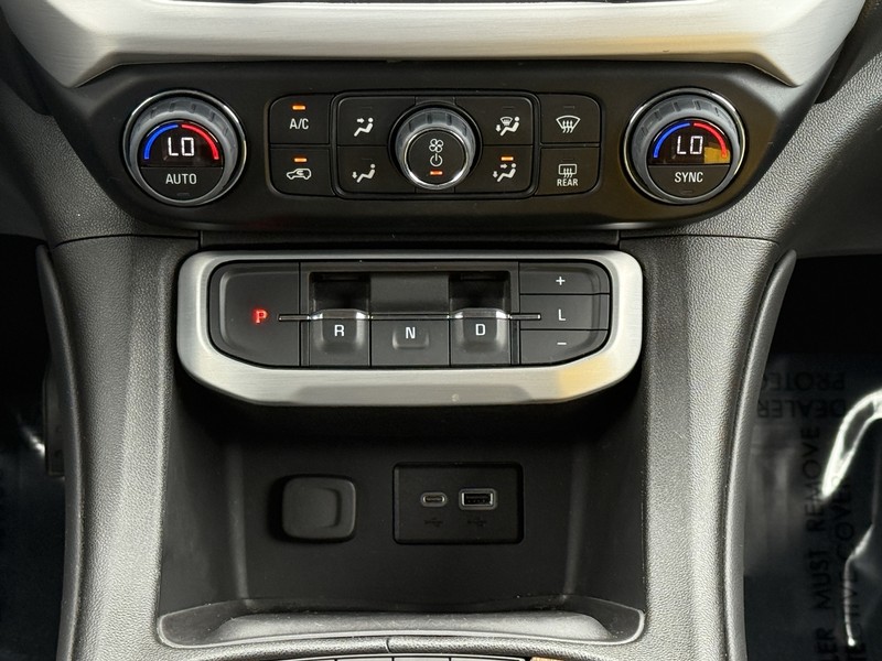 GMC Acadia Vehicle Image 14