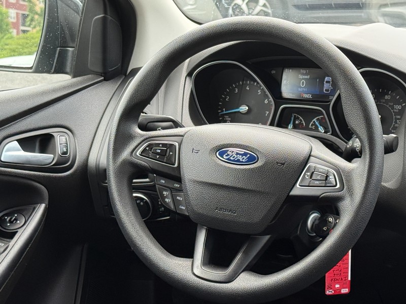 Ford Focus Vehicle Image 14