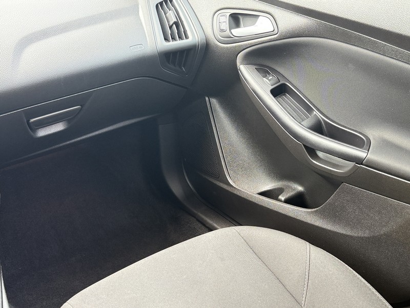 Ford Focus Vehicle Image 15
