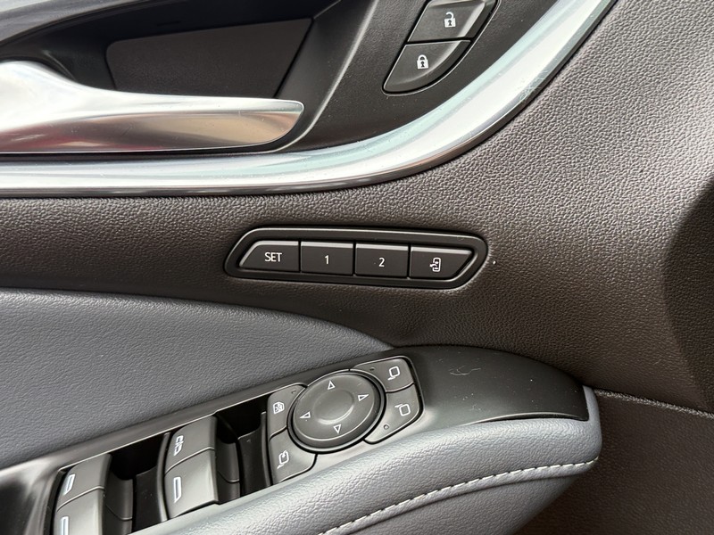 Buick Enclave Vehicle Image 21