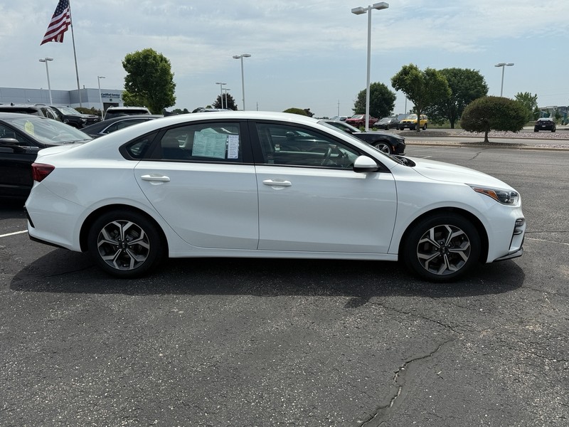 Kia Forte Vehicle Image 02