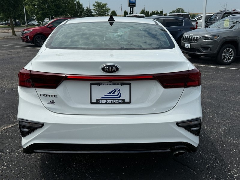 Kia Forte Vehicle Image 04