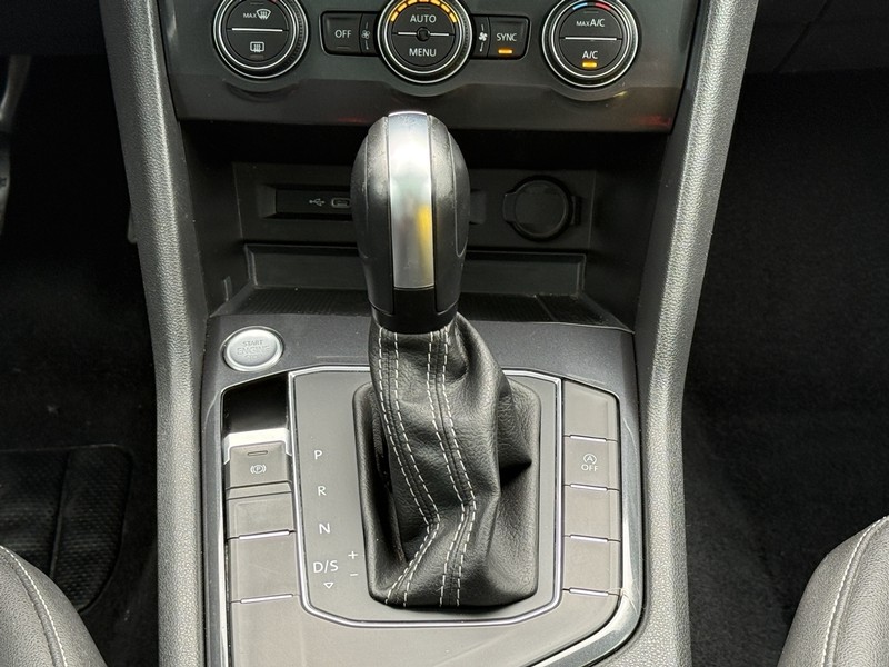 Volkswagen Tiguan Vehicle Image 12