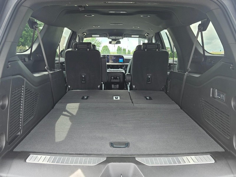 Chevrolet Suburban Vehicle Image 05