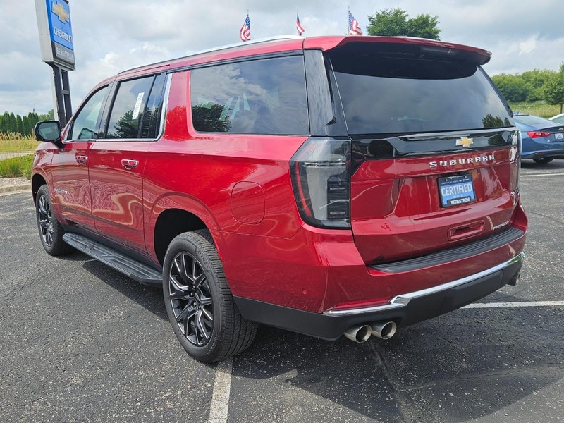 Chevrolet Suburban Vehicle Image 06