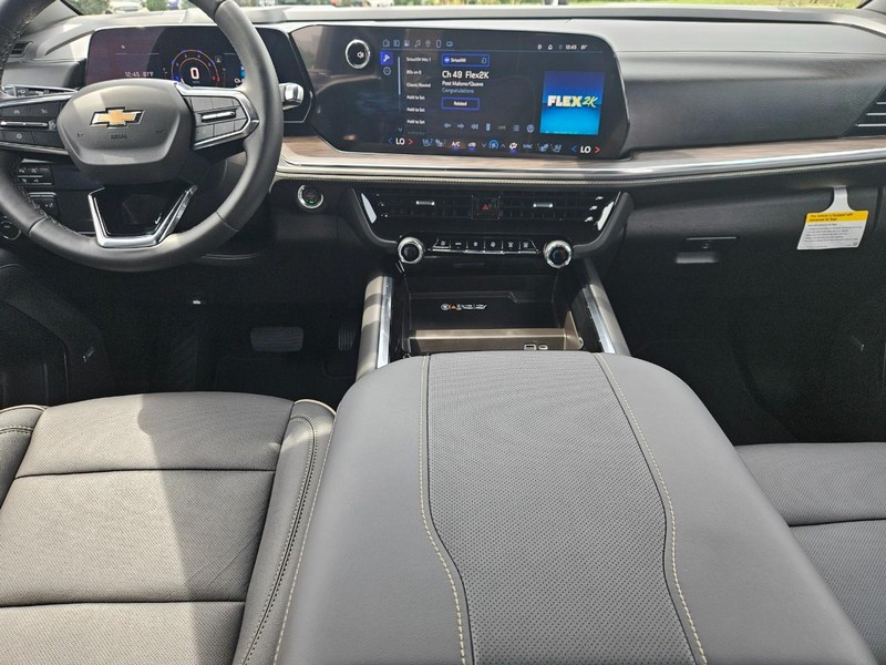 Chevrolet Suburban Vehicle Image 11